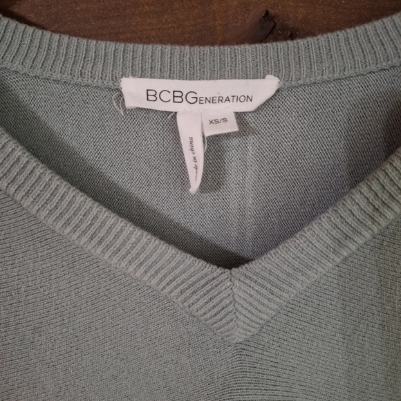 BCBG Generation V Neck Dip Dye Ombre Sweater SZ XS/S oversized - Picture 3 of 5